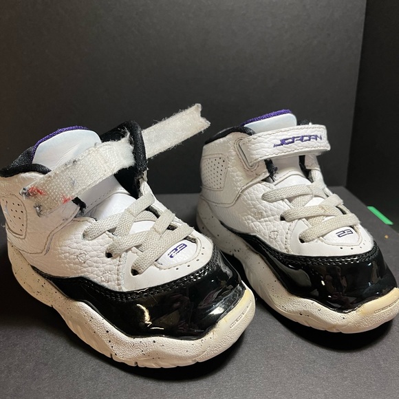 I’m am trying to sell my sons slightly used Jordan shoes - Picture 4 of 4